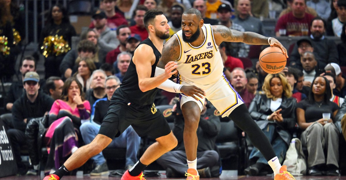 Report: Cavs looking to clear space for LeBron by trading two players