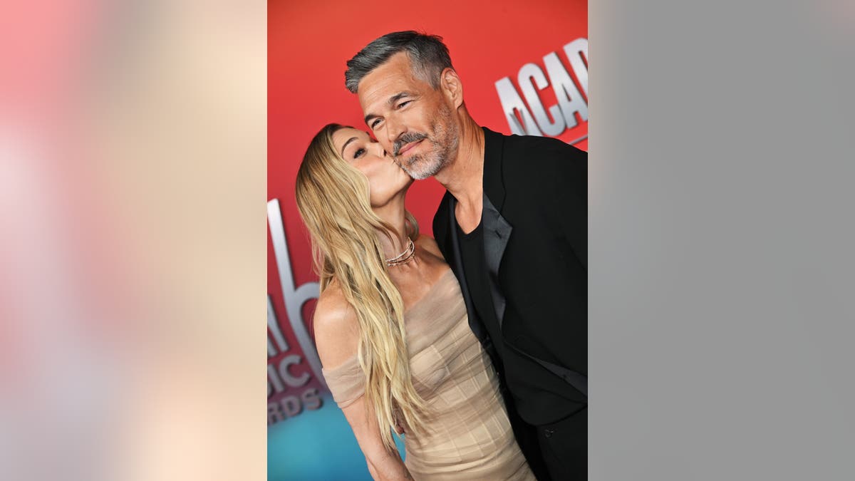 Leann Rimes kissing Eddie Cibrian