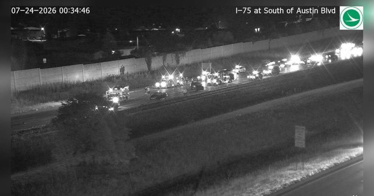 All lanes closed due crash on I-75 SB near Austin Blvd.