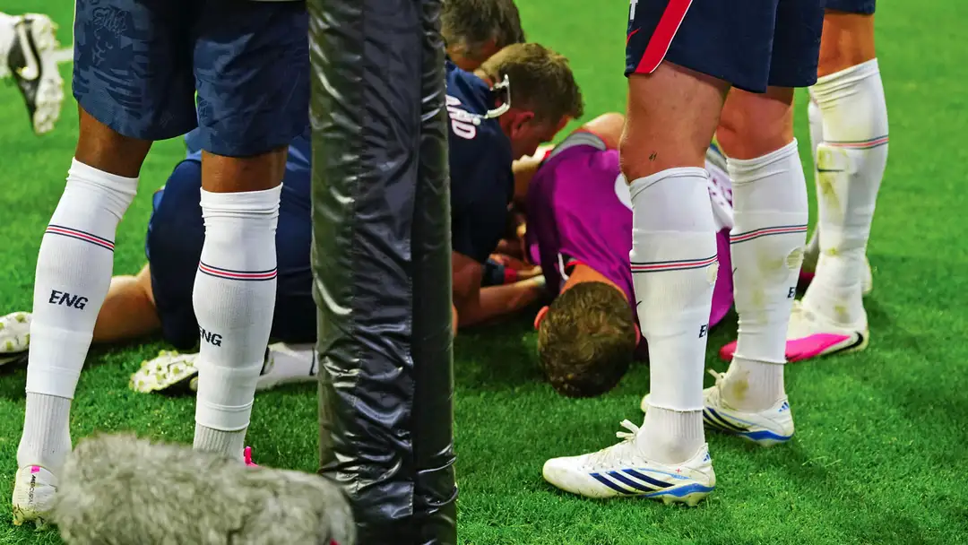 The midfielder Jordan Henderson will reportedly undergo surgery after breaking his arm during a post-match celebration following England's Round of 16 victory over Mexico at the 2026 FIFA World Cup.