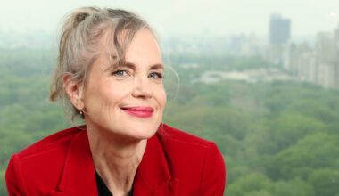 Downton Abbey Star Elizabeth McGovern Has Had A Gorgeous Gray Hair Transformation