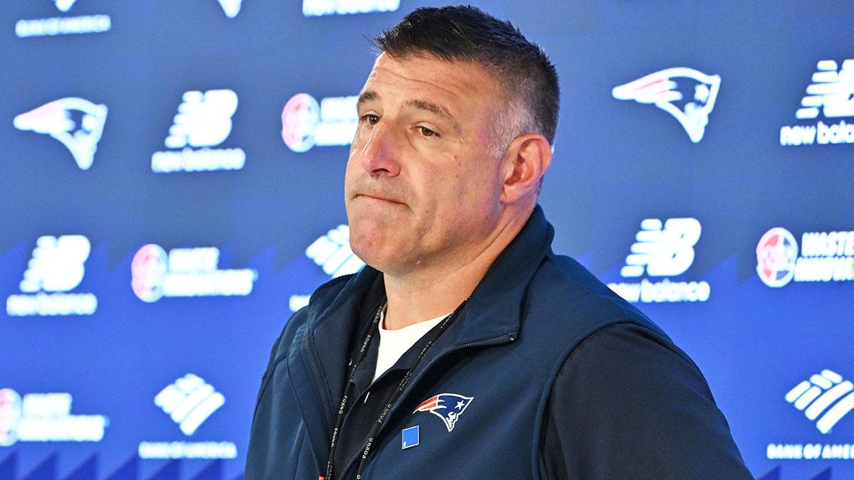 Mike Vrabel holds a press conference at Gillette Stadium.
