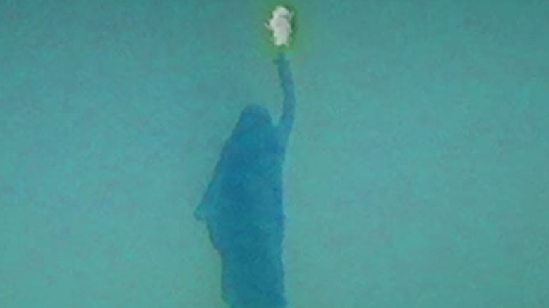 Footage of the Liberty Lurker, holding a flame in Monument Mythos.