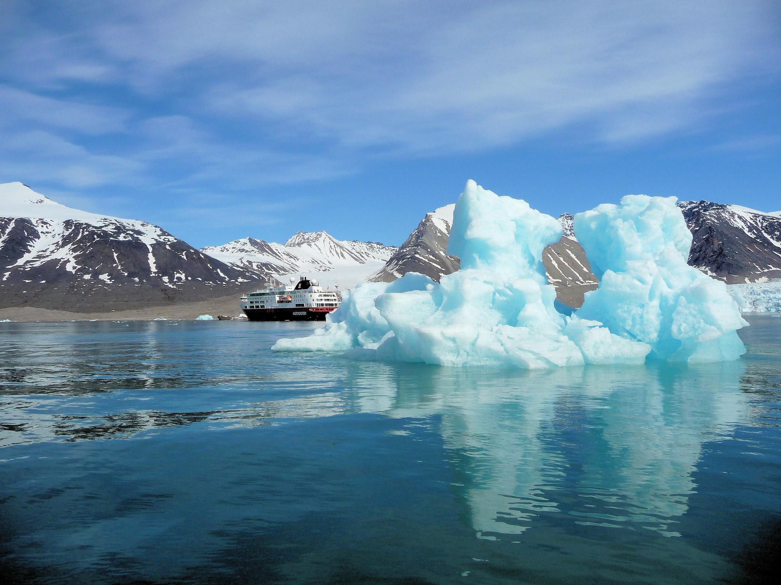 Melting icecaps contribute to the slowing down of the global circulation of water