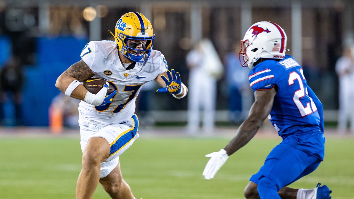 Pittsburgh Panthers tight end Jake Overman