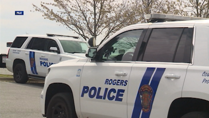 Police: Suspect in custody after stabbing in Rogers