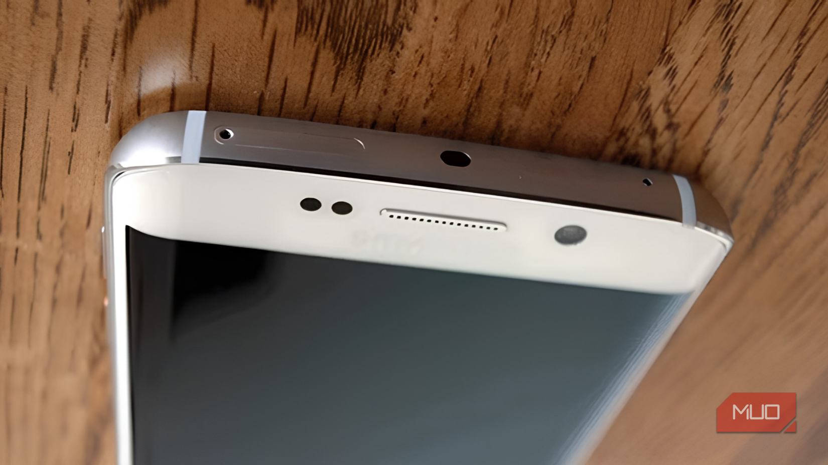 S6 Edge showing top part of device on a wooden table