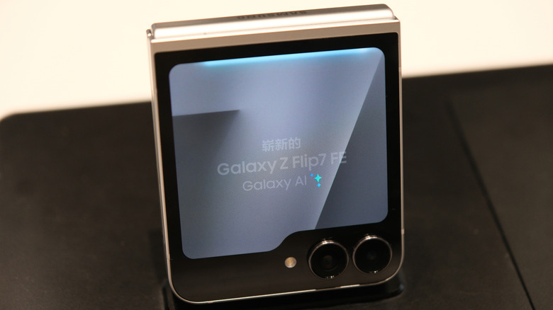 The close-up of the Samsung Galaxy Z Flip7 FE in its folded state