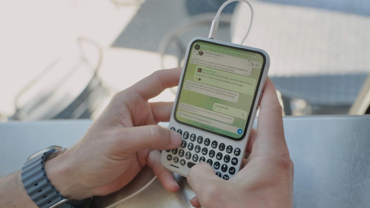 The Clicks Communicator Phone With Blackberry Roots Demoed in New Video