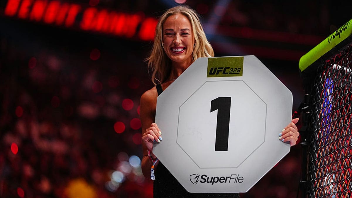 Sophie Cunningham announces a round during a fight at T-Mobile Arena.