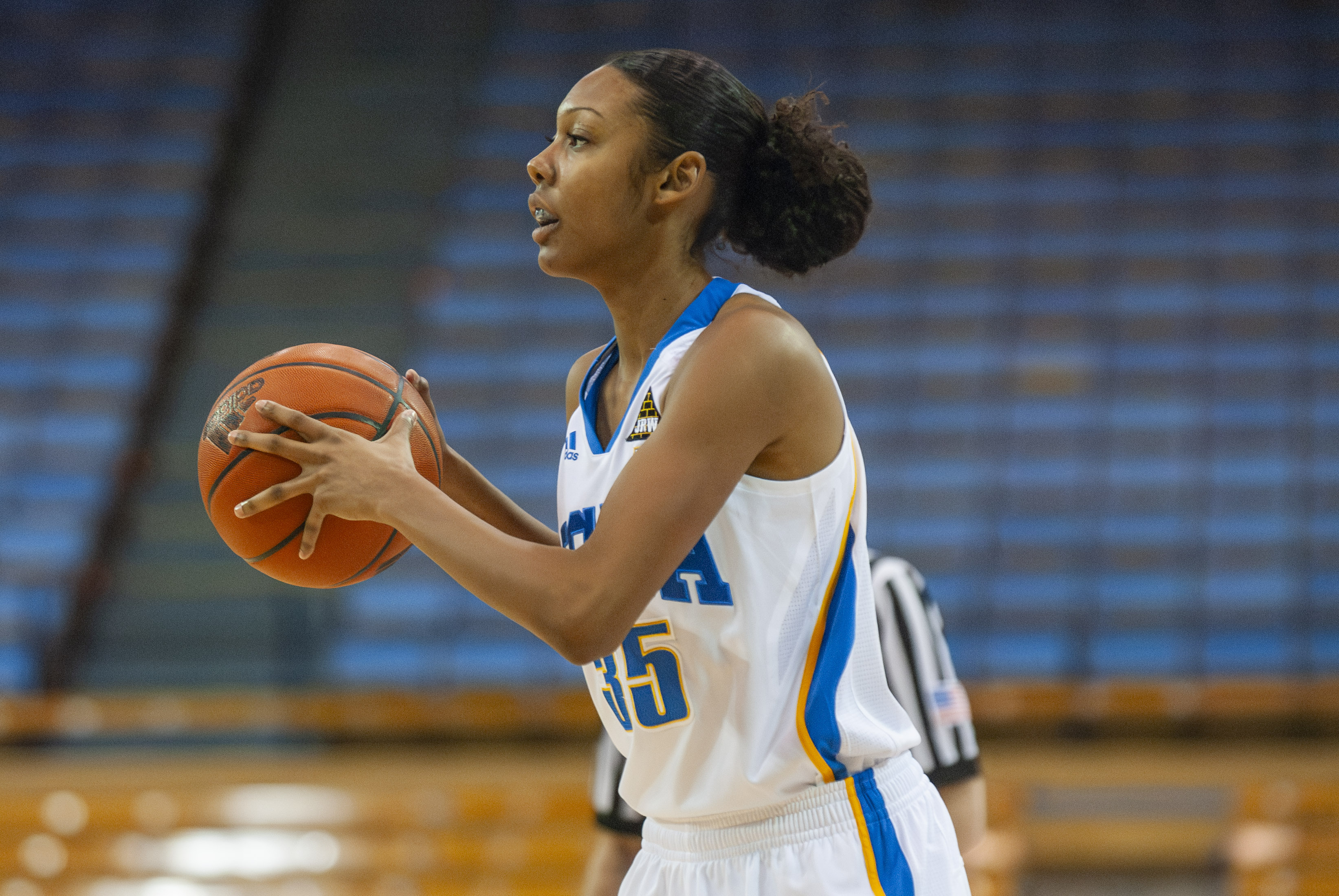 Former Bruin guard Rebekah Gardner prepares to shoot. Gardner is playing with the New York Liberty after taking a year to recover from an injury. (Daily Bruin file photo)