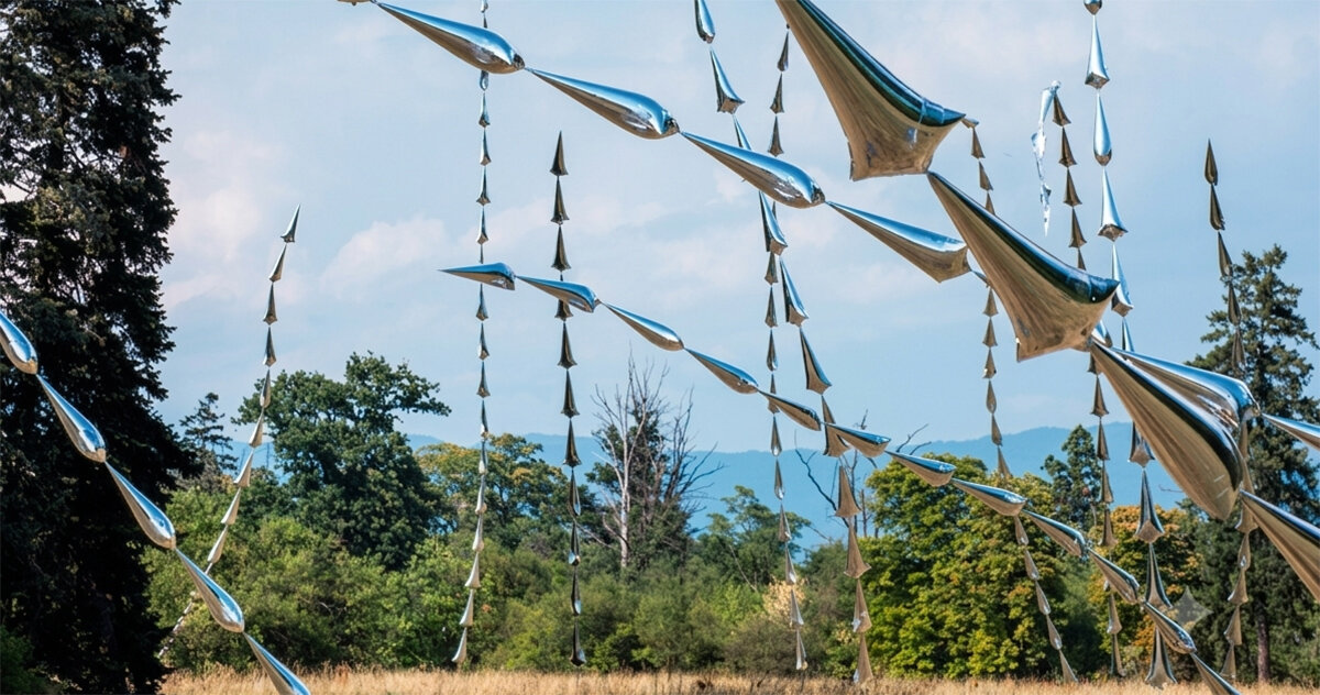 aérosculpture's kinetic 'steel grass' turns the amsterdam breeze into a shifting metallic field