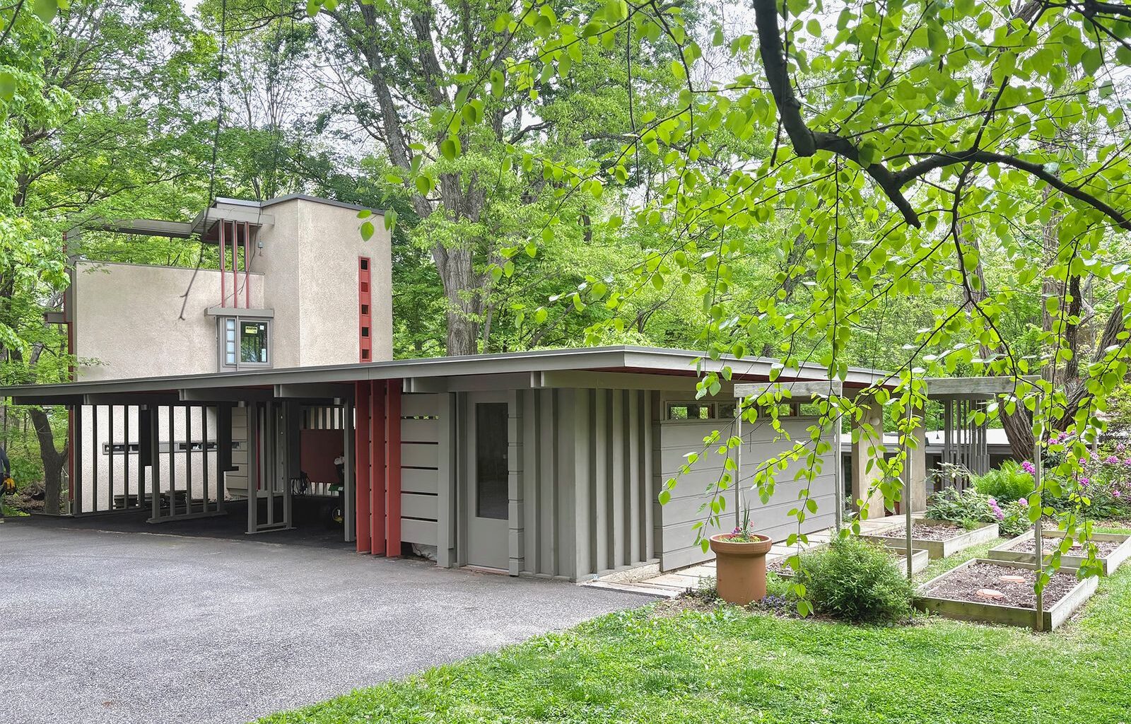 Three Frank Lloyd Wright Followers Designed This $1.1M Ohio Midcentury With an “Ivory Tower”