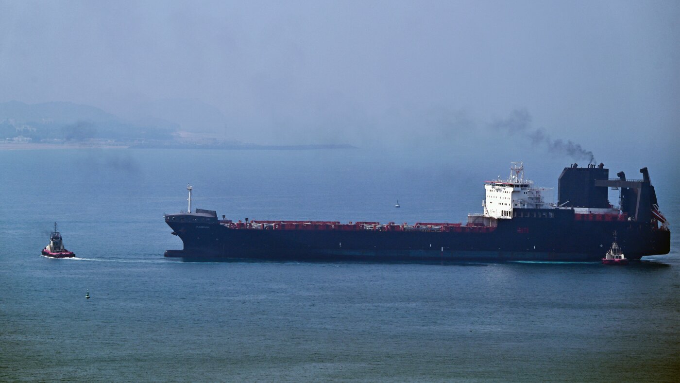 U.S. strikes bridges in Iran, Tehran targets U.S. bases in the Gulf : NPR