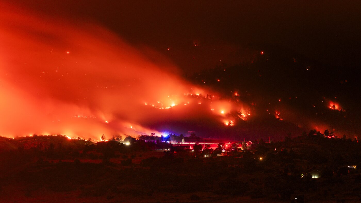 Thunderstorms, heat and wind will hamper efforts to contain Colorado wildfires : NPR