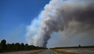 France and Spain wildfires: More evacuations as fires displace a third of a million