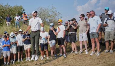Sam Burns made a late decision to play in British Open and now leads by 2 shots