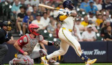 Mitchell triples in the go-ahead run in the 7th in the Brewers' 4-2 win over the Reds