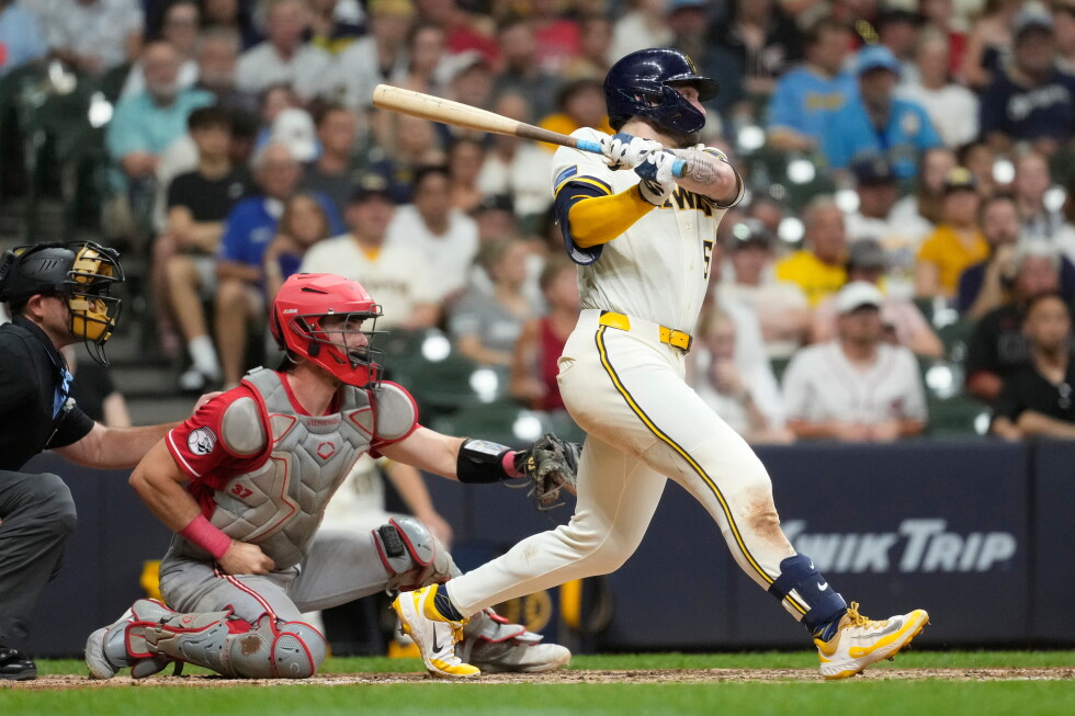 Mitchell triples in the go-ahead run in the 7th in the Brewers' 4-2 win over the Reds