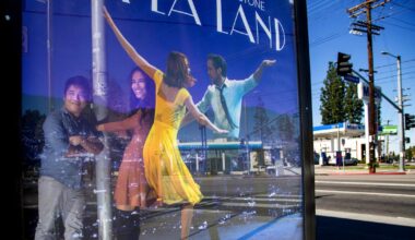 Ryan Gosling's flat hand is fixed in the new 'La La Land' poster