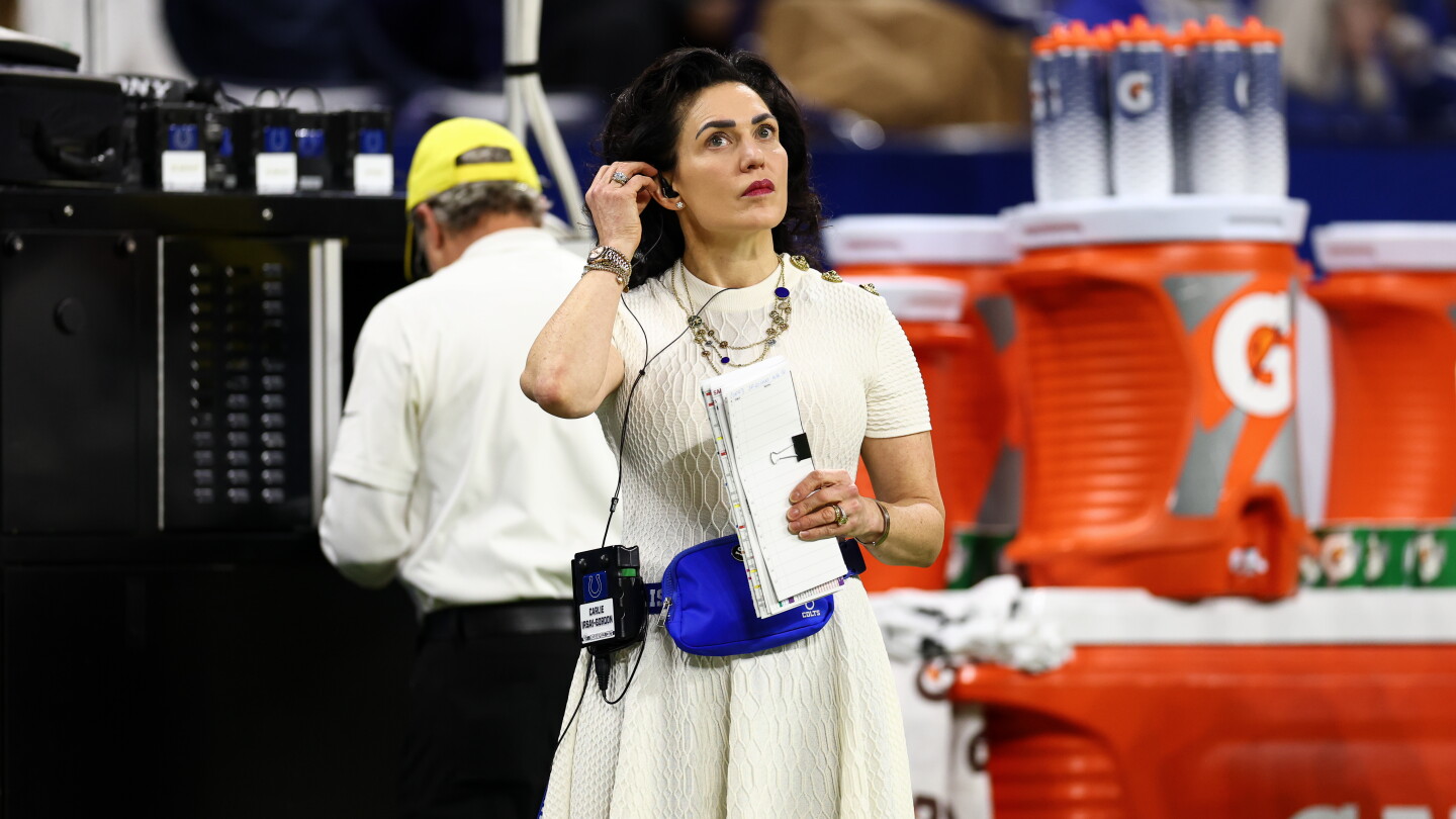 Colts owner Carlie Irsay-Gordon will present Adam Vinatieri at Hall of Fame induction