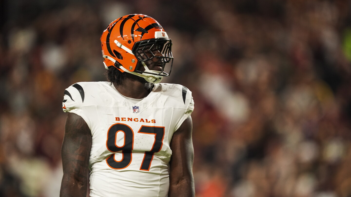 Bengals DE Shemar Stewart carted with apparent left leg injury