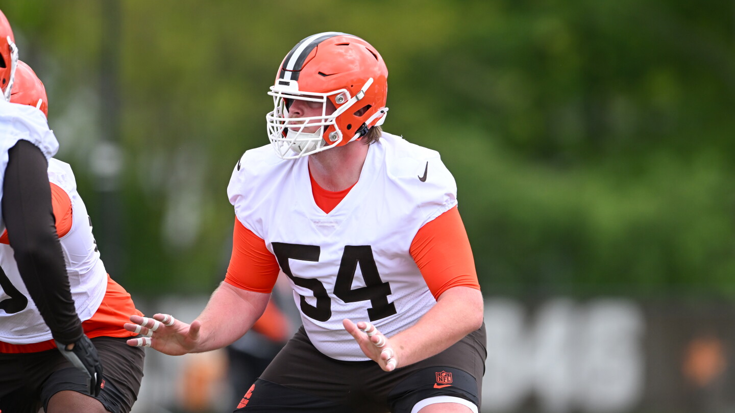 Texas lineman wins preliminary right return to college football after attending rookie minicamps