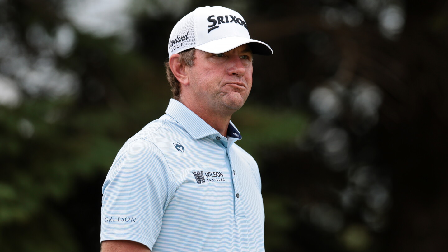 Watch: Lucas Glover removes shoes before picking ball out of hole