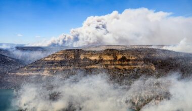 Oregon fire looms near town as fourth firefighter dies weeks after Colorado blaze