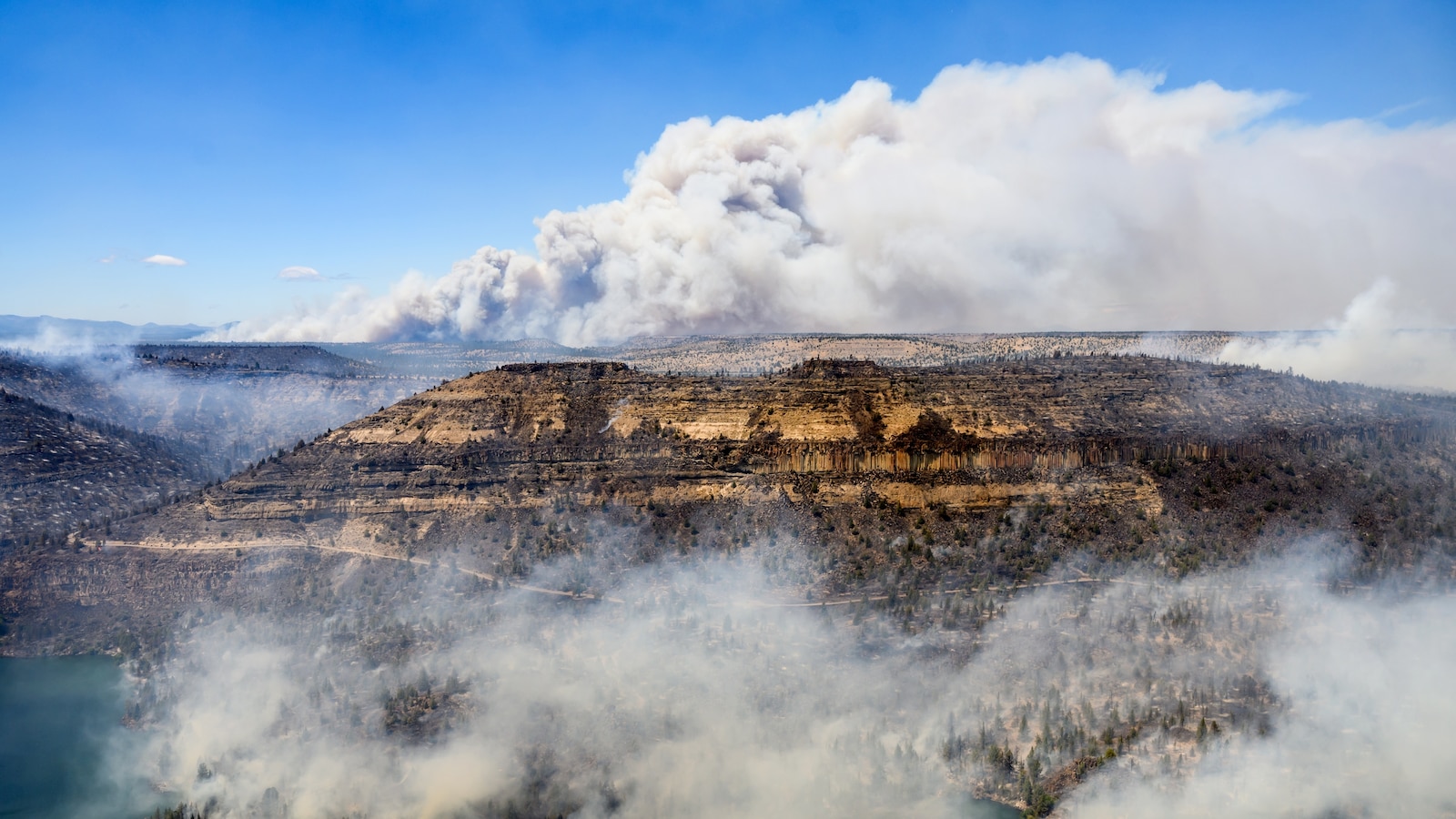 Oregon fire looms near town as fourth firefighter dies weeks after Colorado blaze