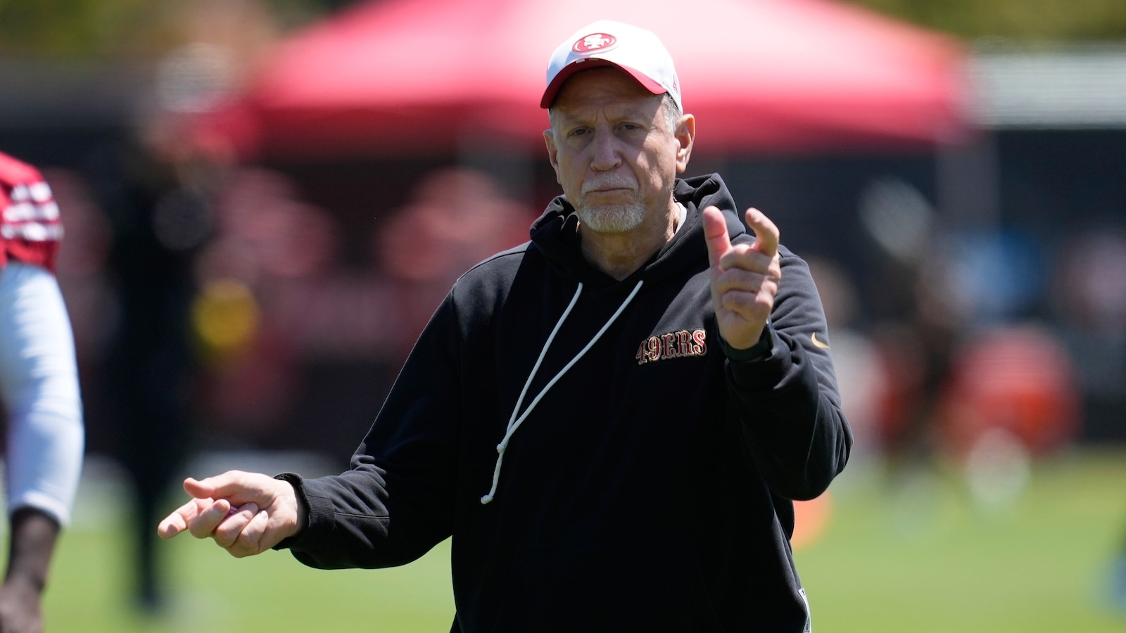 Kyle Shanahan makes a cameo appearance at 49ers practice following recent car crash
