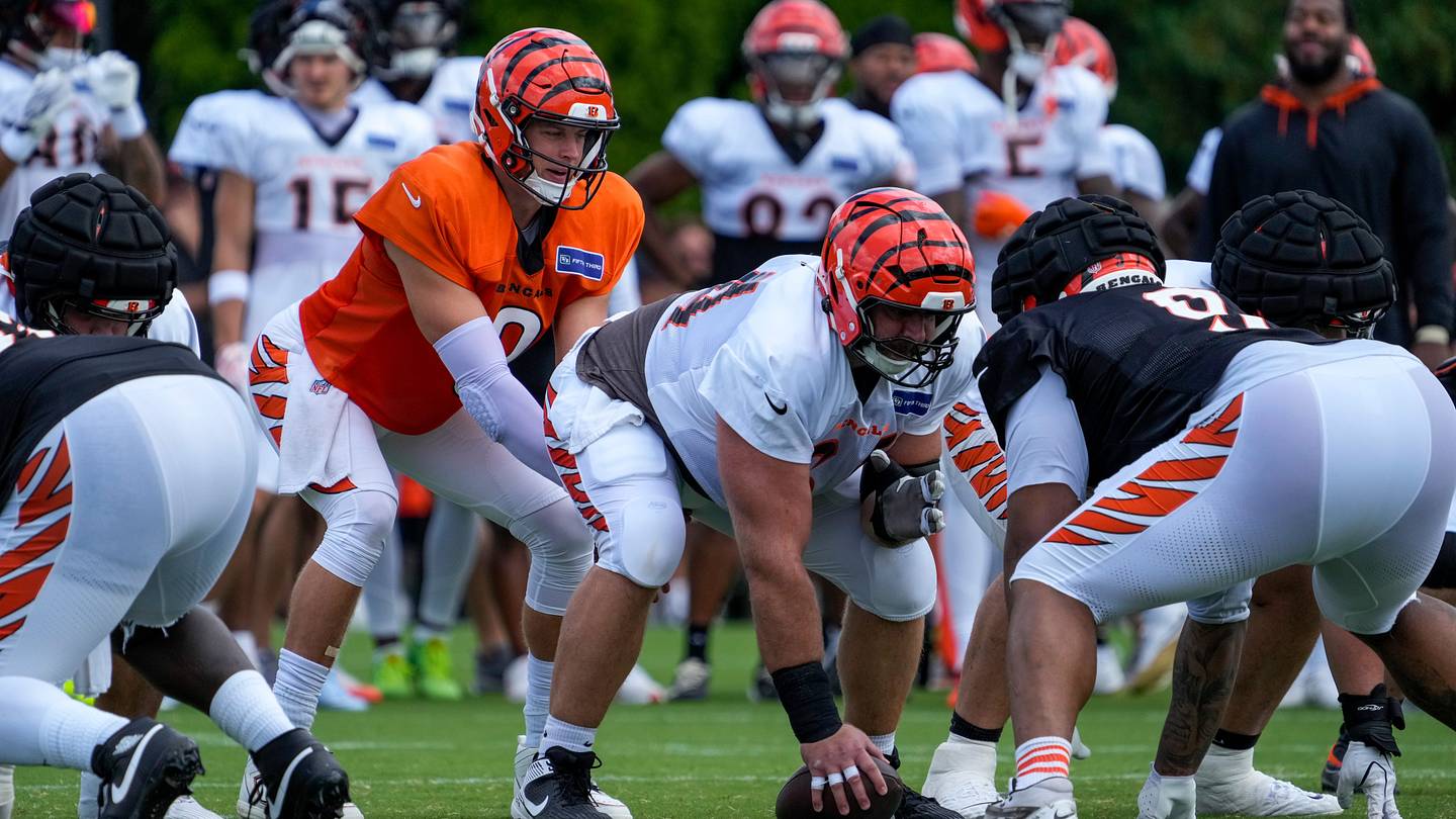 Bengals Players React to Dexter Lawrence Knocking Down Joe Burrow in Practice