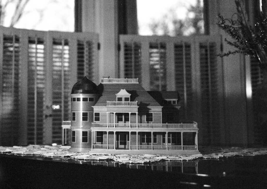 A replica of Mikaela’s grandmother’s house sits atop the living room piano, echoing the original exterior in miniature form.