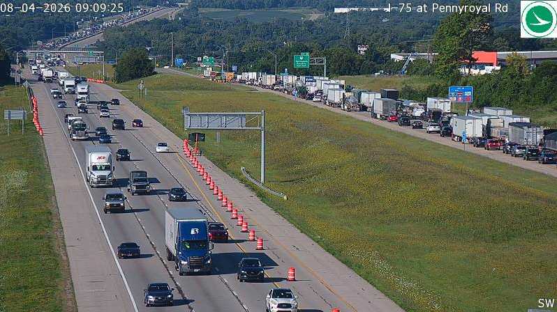 I-75 southbound shut down in Warren County due to crash