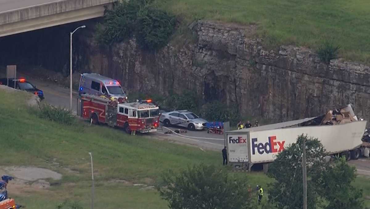 2 dead after FedEx semi crashes into wall on Louisville interstate; ramp blocked