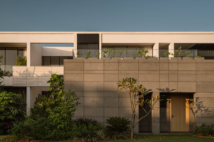 CASAVIVA Residence / SHROFFLEóN - Exterior Photography, Concrete, Courtyard