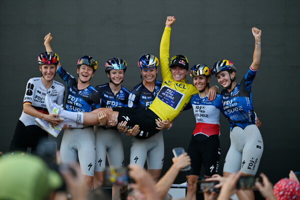 Netherlands' Demi Vollering, centre, celebrates with the team after winning the Women's Tour de France cycling race (Tour de France Femmes) in Nice, France, Sunday, Aug. 9, 2026. (AP Photo/Philippe Magoni)