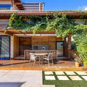 © André Nazareth MFA House / Simone Jazbik Arquitetura - Exterior Photography, Wood, Garden, Patio, Courtyard, Deck, Chair