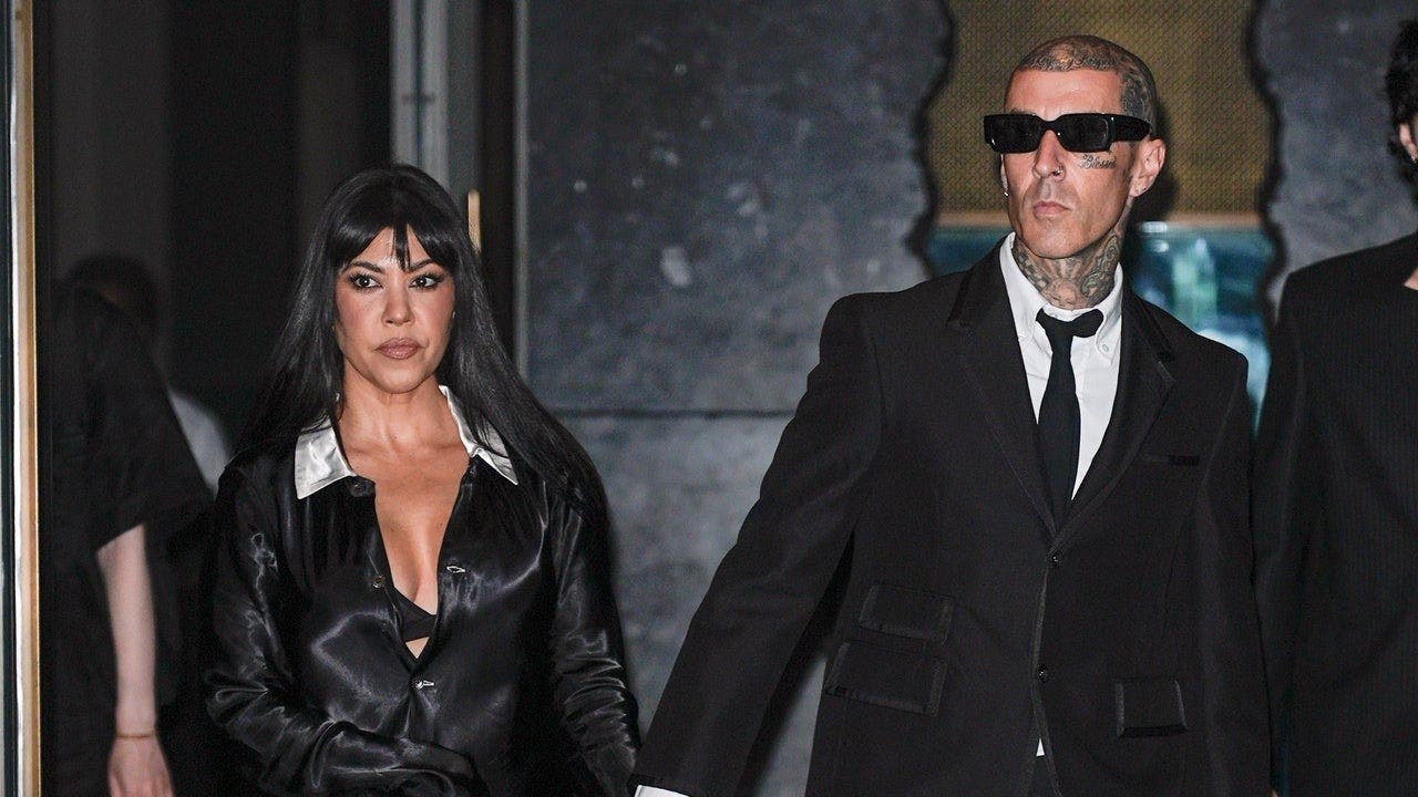 Kourtney Kardashian praised as 'hot mom' in vacation pics with Travis Barker