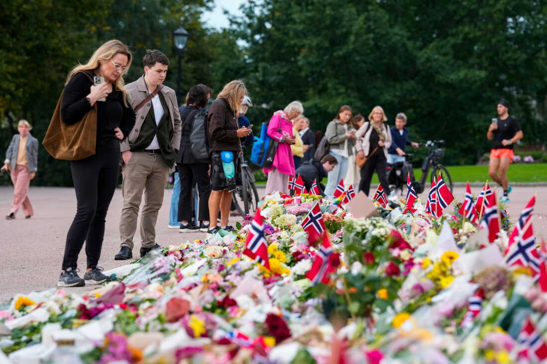 Flowers and Norway's flags are laid at the Palace Square in Oslo, Friday, Aug. 26, 2026