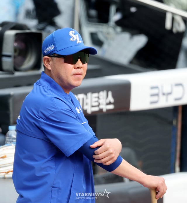 Samsung Manager Park Jin-man is seen inspecting players training ahead of the 2026 KBO League match between Samsung Lions and KT Wiz at Suwon KT Wiz Park on the 9th. Samsung currently sits in third place, half a game behind KT. 2026.06.09. /Photo=Kang Young-jo cameratalks@
