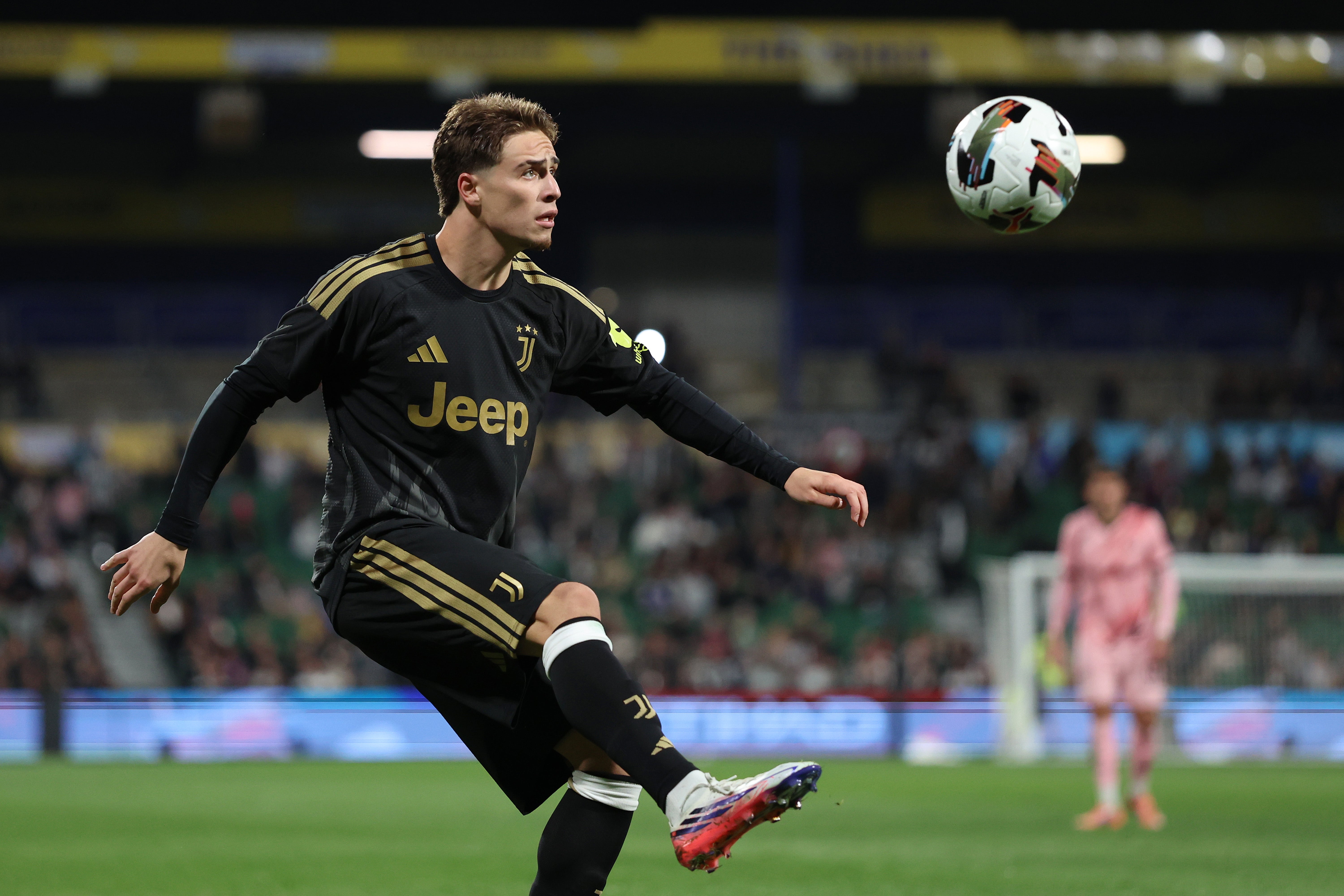 Kenan Yildiz of Juventus controls the ball