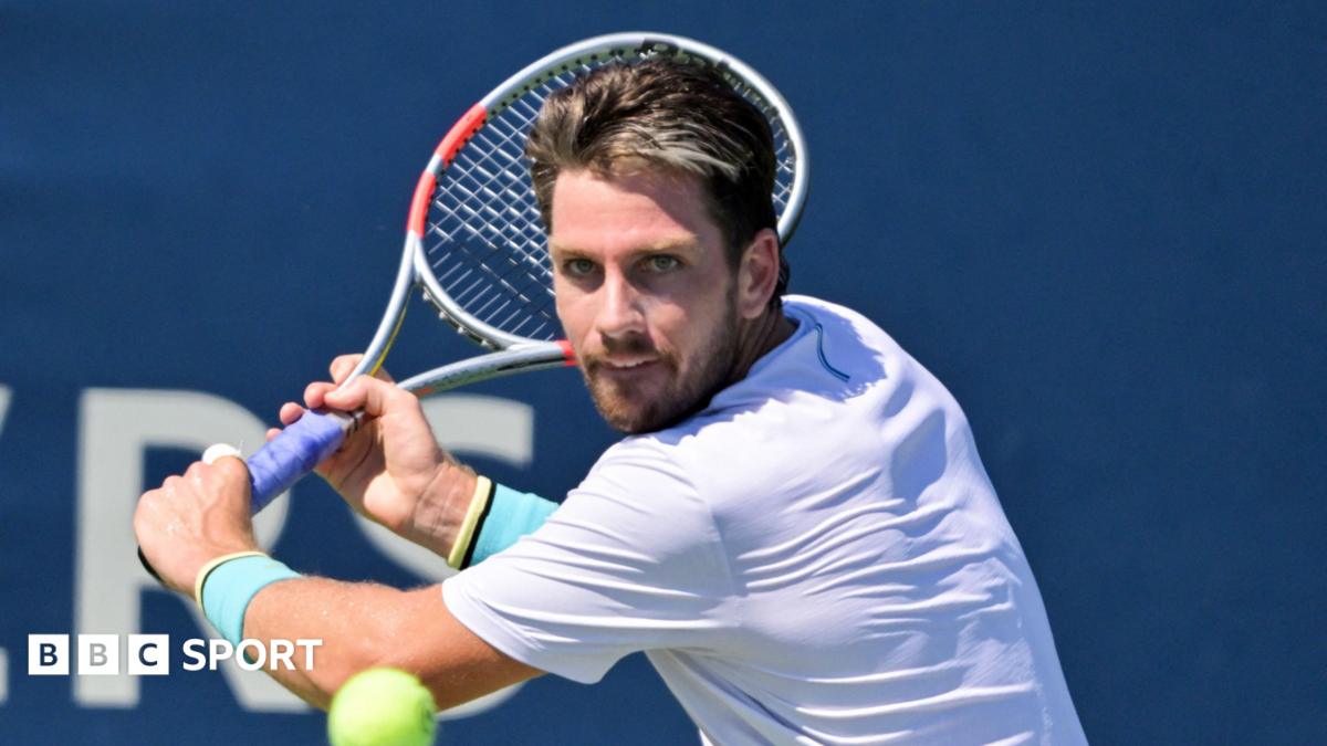 Cameron Norrie plays a shot