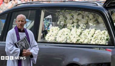 Bonnie Tyler's Swansea funeral begins after coffin arrives to cheers from crowd