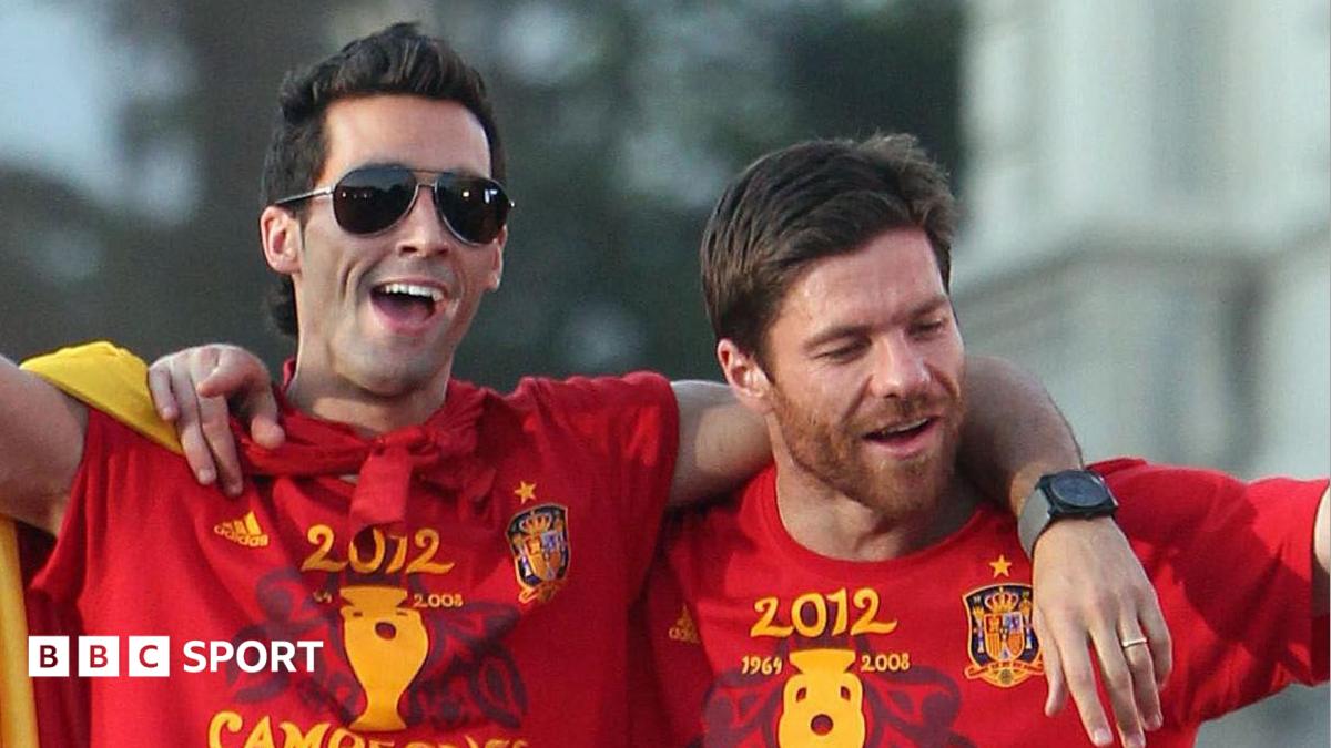 Alvaro Arbeloa and Xabi Alonso celebrating after winning the 2012 European Championships with the Spanish national team