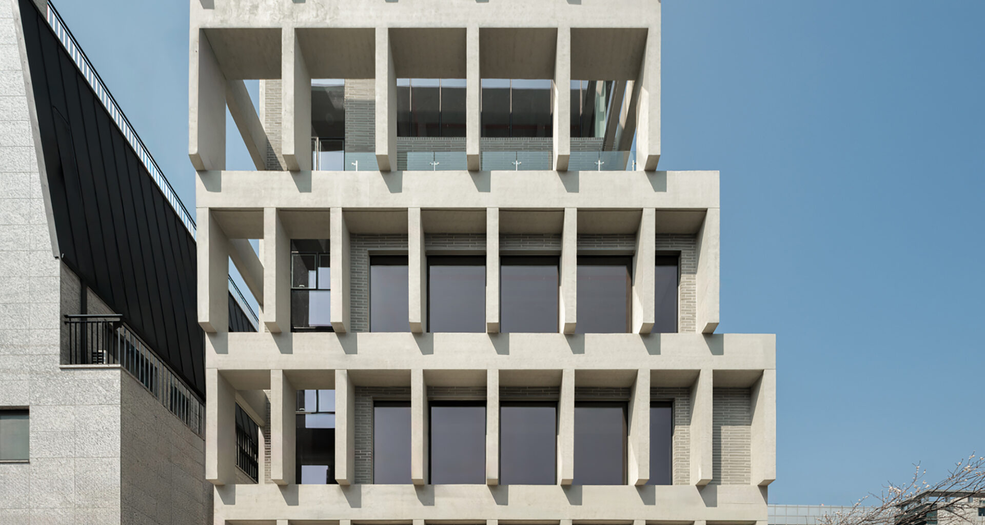 HOURS Commercial Building / See Architects
