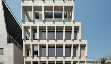 HOURS Commercial Building / See Architects