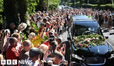 Bonnie Tyler's celebration of life attended by fans in Mumbles - BBC
