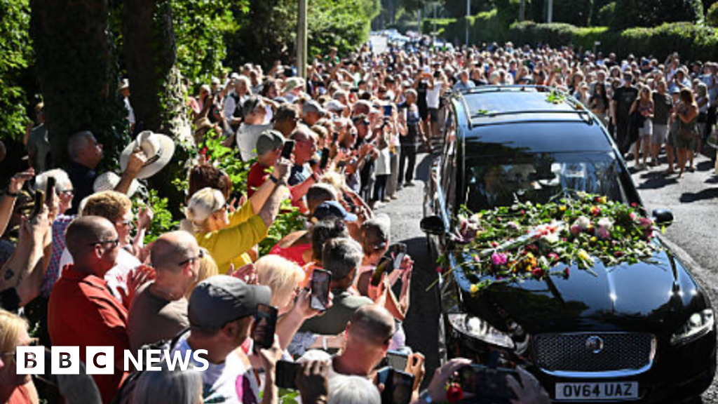 Bonnie Tyler's celebration of life attended by fans in Mumbles - BBC