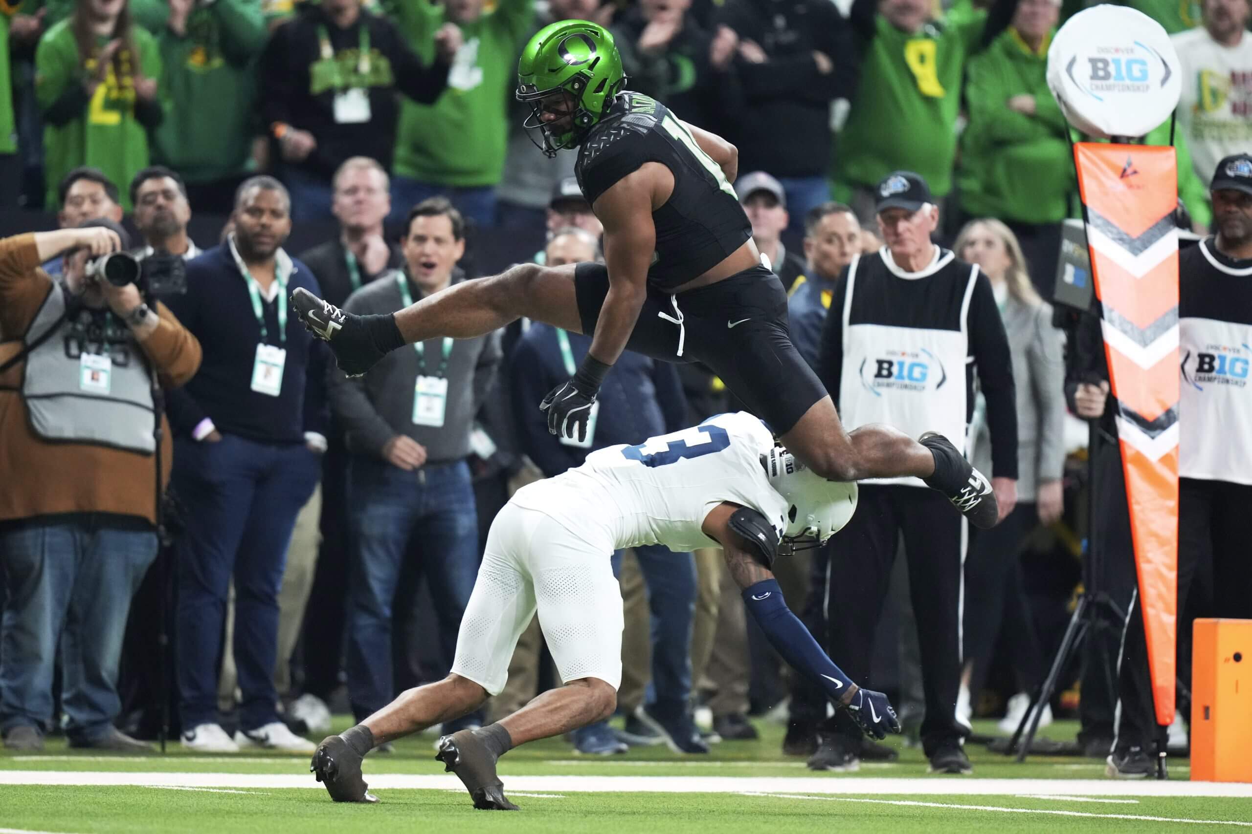 Oregon tight end Kenyon Sadiq leaps over Penn State cornerback Jalen Kimber during a 28-yard touchdown reception in the first half of the Big Ten championship NCAA college football game, Saturday, Dec. 7, 2024, in Indianapolis.